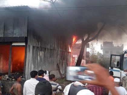 A huge fire broke out in a hardware warehouse in Patur | पातुरात हार्डवेअरच्या गोदामाला भीषण आग