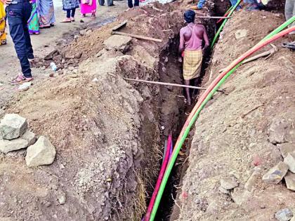 Majiprachi pipeline has been broken while installing mobile cable | मोबाईलचे केबल टाकताना मजीप्राची पाईपलाईन फोडली