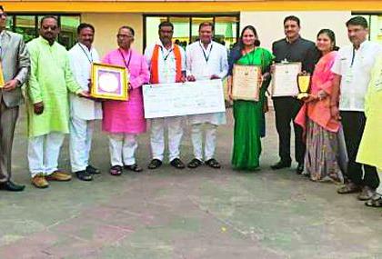 Given the Yashwant award of Zilla Parishad | जिल्हा परिषदेचा यशवंत पुरस्काराने गौरव