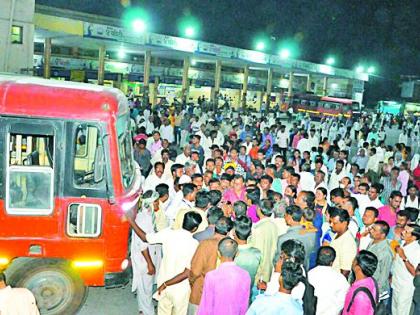 ST buses damaged! | अन् एसटी प्रवाशांचा बांध फुटला!