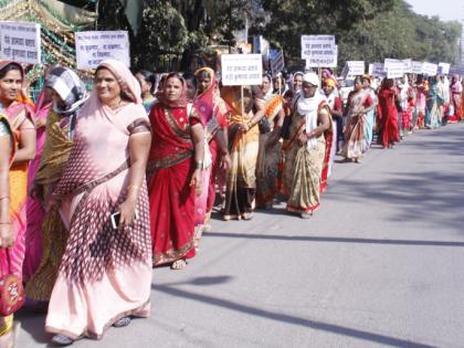 Protest rally of Investors' Forum in Beed | बीडमध्ये फसलेल्या गुंतवणूकदारांचा मोर्चा