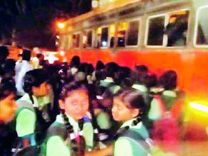 Students have to wait till late at night for the bus | बससाठी रात्री उशिरापर्यंत थांबावे लागते विद्यार्थ्यांना