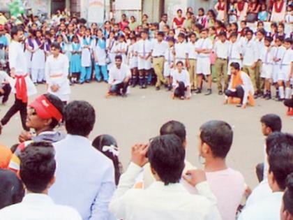 Public awareness made by students from street play | पथनाट्यातून विद्यार्थ्यांनी केली जनजागृती