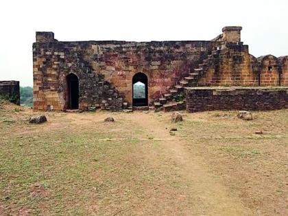 Gondwari Fort will be transformed | गोंडकालीन किल्ल्याचा होणार कायापालट Gondwari Fort will be transformed | गोंडकालीन किल्ल्याचा होणार कायापालट