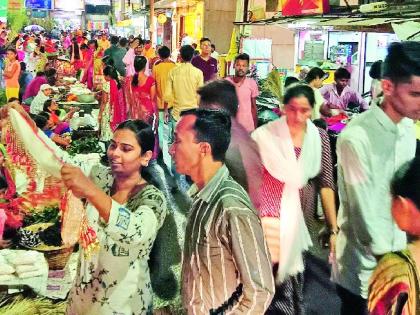 The crowds rally in the market for Diwali shopping | दिवाळीच्या खरेदीसाठी बाजारपेठेत उसळली गर्दी The crowds rally in the market for Diwali shopping | दिवाळीच्या खरेदीसाठी बाजारपेठेत उसळली गर्दी