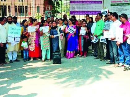 Parents protest against the Teaching Act, Nagpur | शिक्षण शुल्क अधिनियमाविरूद्ध पालकांची नागपुरात निदर्शने