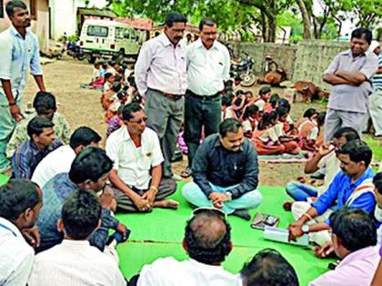 On the very first day, the locals locked the three schools | पहिल्याच दिवशी तीन शाळांना गावकऱ्यांनी ठोकले कुलूप