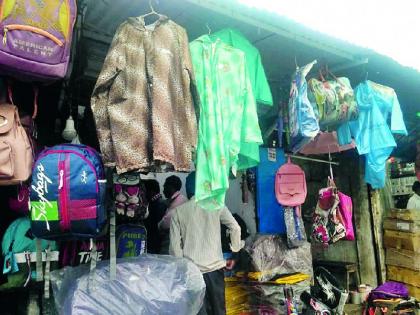 The sale of rainy material cools down | पावसाळी साहित्याची विक्री थंडावली