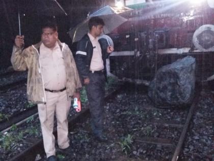 The driver of the Devgiri Express noticed that the rash on the doorstep was avoided. | देवगिरी एक्सप्रेसच्या चालकाला रु ळावर पडलेली दरड दिसल्याने   अनर्थ टळला.