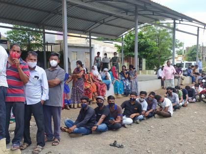 Queues for vaccinations at the temple | देवळ्यात लसीकरणासाठी लागल्या रांगा