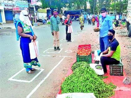 Everywhere from the vegetable market to the health center, social distancing activities | भाजी मंडईपासून आरोग्य केंद्रापर्यंत सर्वत्र सोशल डिस्टन्सिंगचा उपक्रम