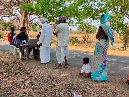 A young man from Potgaon in Gadchiroli started banking on the road | गडचिरोलीतील पोटगावच्या तरूणाने रस्त्यावरच सुरू केली बँकसेवा