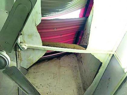 आरोग्य केंद्राच्या इमारतीचे छत व सिलिंग तुटले
