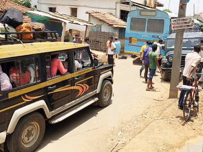 Traffic collision due to encroachment | अतिक्रमणामुळे वाहतुकीची कोंडी Traffic collision due to encroachment | अतिक्रमणामुळे वाहतुकीची कोंडी