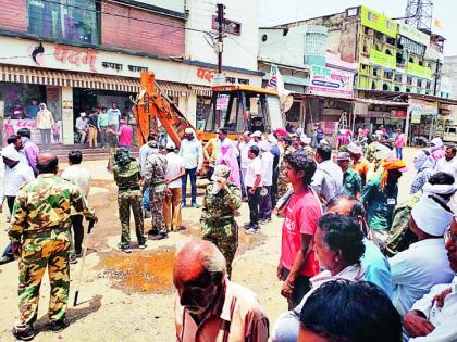 JCB's paw on veteran encroachment | दिग्गजांच्या अतिक्रमणावर जेसीबीचा पंजा