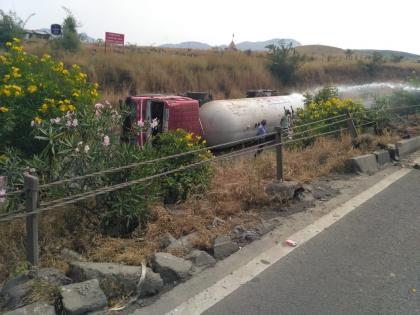 Gas leakage by turning gas tanker on Valdevi Bridge | वालदेवी पुलावर गॅस टॅँकर उलटल्याने गॅस गळती