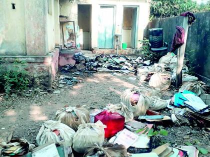 Saleksa Nagar Panchayat office set on fire | सालेकसा नगरपंचायत कार्यालयाला लावली आग Saleksa Nagar Panchayat office set on fire | सालेकसा नगरपंचायत कार्यालयाला लावली आग
