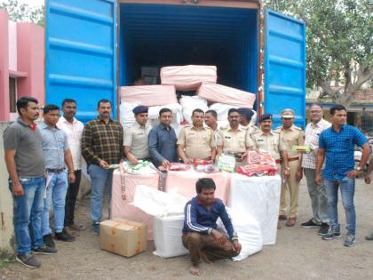 In the dusk, a container of 90 lakhs was seized along with the container | धुळ्यात पहाटे कंटेनरसह २९ लाखांचा गुटखा पकडला