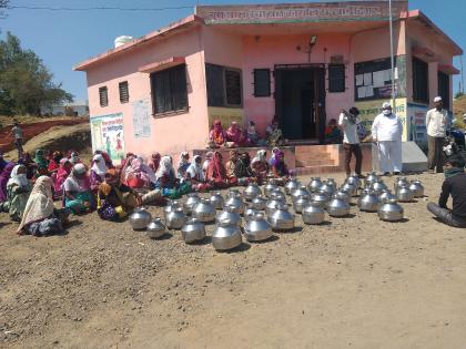 Two km Women's pot morcha on foot | दोन कि.मी. पायी चालत महिलांचा हंडा मोर्चा