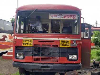  Hingoli bus service was stopped for the third day | हिंगोलीतील बससेवा तिसऱ्या दिवशीही बंदच