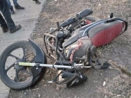 Tentacles One killed in a two-wheeler accident on King Road; Two serious | टेंभुर्णी-दे. राजा रोडवर दुचाकी अपघातात एक ठार; दोन गंभीर