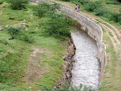 Bhojapur dam left flood water through canal | भोजापूर धरणातून कालव्याद्वारे पूर पाणी सोडले