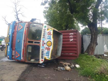 Container overturned near Lasalgaon railway gate | लासलगाव रेल्वे गेट जवळ कंटेनर पलटी