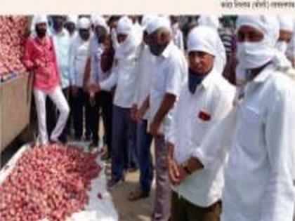 Onion auction begins at Lasalgaon | लासलगाव येथील कांदा लिलाव सुरू