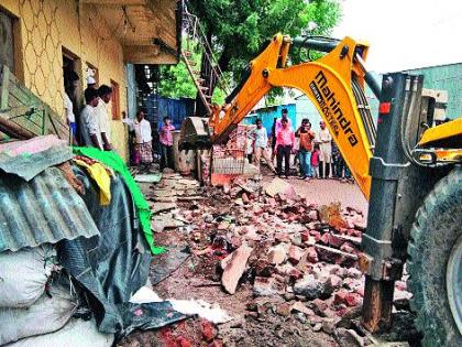 The encroachments in the Madaninagar area were deleted | मदनीनगर भागातील अतिक्रमणे हटविली