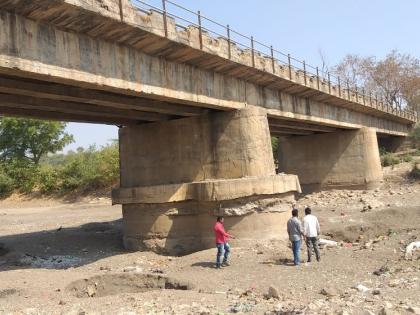 Due to sand dump, the pool becomes dangerous | वाळू उपशामुळे पूल बनला धोकादायक