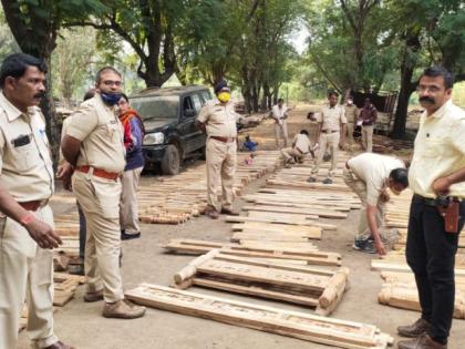 Materials seized with teak wood at Pipanran | पिपंराण येथे सागवानी लाकडासह साहित्य जप्त