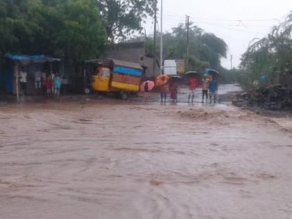 Four years later, the overflowed village pond | चार वर्षानंतर ओसंडून वाहिला गाव तलाव Four years later, the overflowed village pond | चार वर्षानंतर ओसंडून वाहिला गाव तलाव