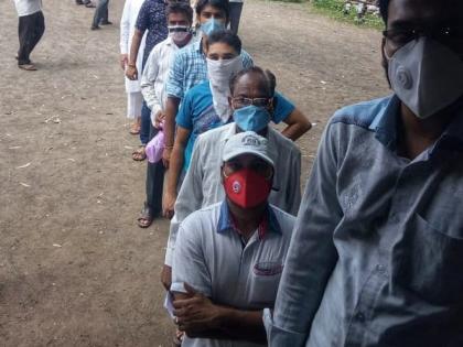 Queues of customers for electricity bill complaints | वीज बिलाच्या तक्रारींसाठी ग्राहकांच्या लागल्या रांगा Queues of customers for electricity bill complaints | वीज बिलाच्या तक्रारींसाठी ग्राहकांच्या लागल्या रांगा