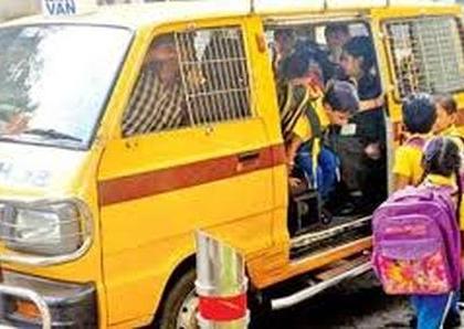 Due to the lockdown, the uncles of the students are doing wages | लॉकडाऊनमुळे विद्यार्थ्यांचे व्हॅनवाले काका करताहेत मजूरी