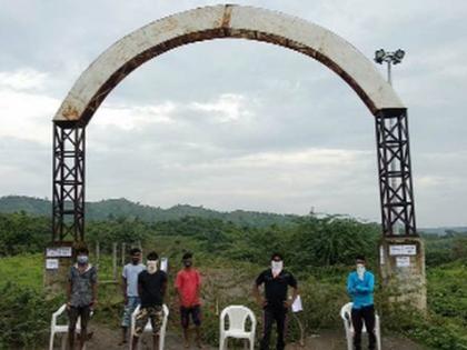 Tourist spot closed with thorn bushes at the entrance | प्रवेशद्वारावर काटेरी झुडपे लावून पर्यटनस्थळ बंद