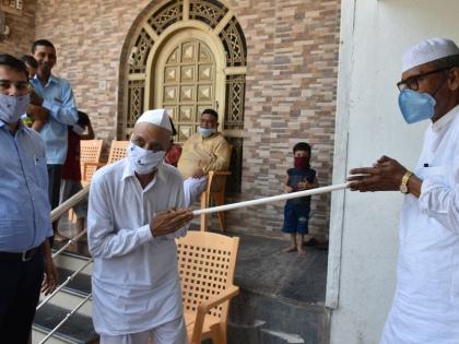 Ramadan Eid was celebrated by observing social distance | सोशल डिस्टन्सिंग पाळत साजरी झाली रमजान ईद Ramadan Eid was celebrated by observing social distance | सोशल डिस्टन्सिंग पाळत साजरी झाली रमजान ईद