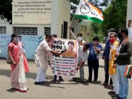 Jodemaro movement by the NCP | राष्ट्रवादीतर्फे जोडेमारो आंदोलन Jodemaro movement by the NCP | राष्ट्रवादीतर्फे जोडेमारो आंदोलन