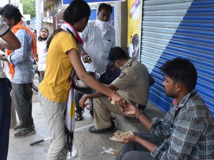 Humanity's 'moisture' is going up in fear of Corona | कोरोनाच्या भितीतही जोपासला जातोय माणूसकीचा ‘ओलावा’ Humanity's 'moisture' is going up in fear of Corona | कोरोनाच्या भितीतही जोपासला जातोय माणूसकीचा ‘ओलावा’