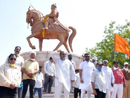 Greetings to Maharana Pratap by observing social distance | सोशल डिस्टन्सिंग पाळून महाराणा प्रतापांना अभिवादन Greetings to Maharana Pratap by observing social distance | सोशल डिस्टन्सिंग पाळून महाराणा प्रतापांना अभिवादन