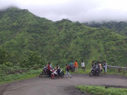 A crowd of tourists in the 'Satpudya', which is lit with green | हिरवाईने नटलेल्या ‘सातपुडय़ा’त पर्यटकांची गर्दी