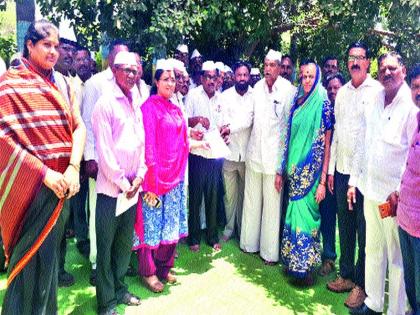 Niphad: The request for demands by the Farmer's Movement Committee stays in front of the MLA's house | निफाड : शेतकरी आंदोलन समितीतर्फे मागण्यांचे निवेदन आमदारांच्या घरासमोर ठिय्या