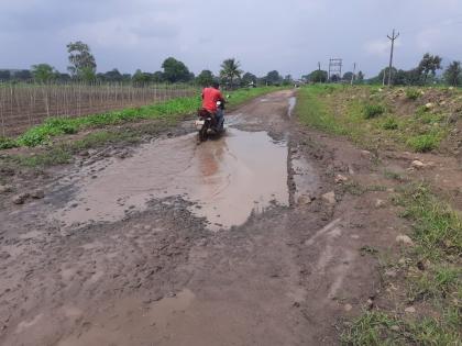 Demands of villagers to amend this road from Ahivantwadi to Pimpri Ancha | अहिवंतवाडी ते पिंपरी अंचला हा रस्ता दुरु स्ती करण्याची ग्रामस्थांची मागणी