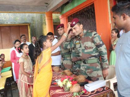 Pengwadi sparrows built for the soldiers! | पेगलवाडीच्या चिमुकल्यांनी बांधल्या जवानांना राख्या !