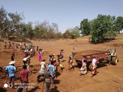 A clay pot on his head, Corona's fear on his mind | मातीची पाटी डोक्यावर, कोरोनाची भीती मनावर