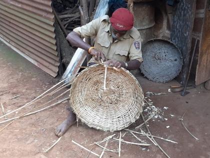 Even in the age of modernity, Dalgam, Kanagi's weave is tight | आधुनिकतेच्या जमान्यातही डालगं, कणगीची विण घट्ट, संसारोपयोगी वस्तू तयार