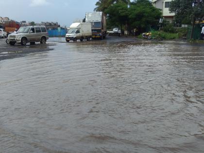 The nature of the lake on the highway in the Pimpalgaon Basant area | पिंपळगाव बसवंत परिसरातील महामार्गाला तलावाचे स्वरूप