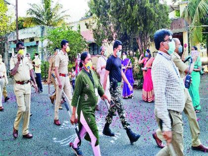 Flower rain on police in Indiranagar | इंदिरानगरमध्ये पोलिसांवर पुष्पवृष्टी