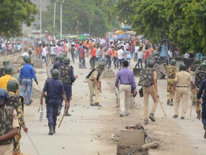 Parbhani movement agitated: stones and mild lathi strikes | परभणीत आंदोलन चिघळले : दगडफेक अन् सौम्य लाठीमाराने पळापळ