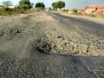 Patch on the Parbhani-Gangakhed road open the repair brass | परभणी-गंगाखेड रस्त्यावरील खड्डे दुरुस्तीचे पितळ उघडे