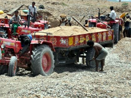 Parbhani: The sand transportman is uncomfortable with the action | परभणी : कारवाईने वाळू वाहतूकदार अस्वस्थ